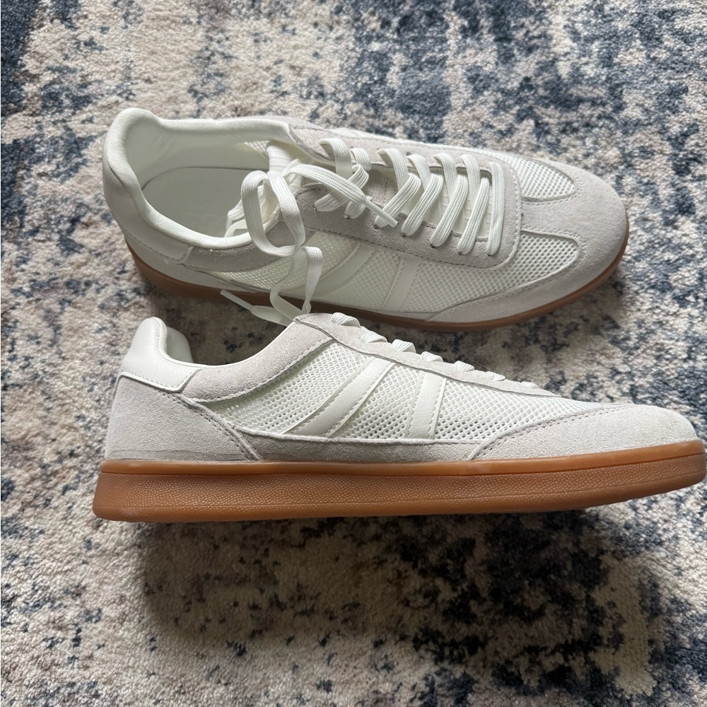Brand new fashion tennis shoes